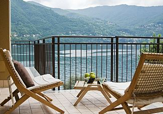 Executive Garden Apartment with Pool and Lake Views
